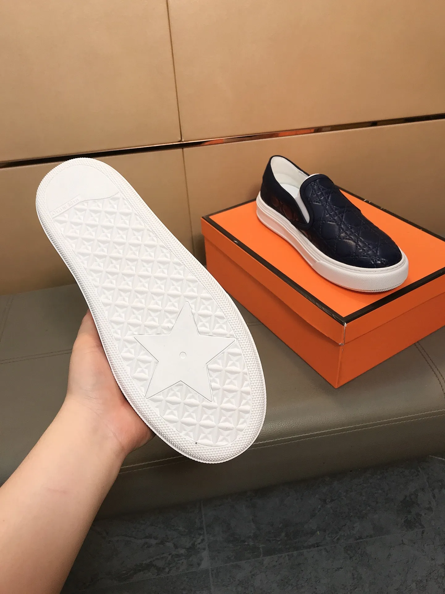 Factory price 400 🔥🔥 (Dior) new men's casual sports shoes 👣 Full of charm, luxury style gentleman's shoes Upper: Made of embossed cowhide imported from Italy, breathable leather lining. Brand wear-resistant soles; with classic logo💋The whole pair of shoes is fashionable and casual without losing high-end style🎈🎈Size: 39-44 (45.46 can be customized)